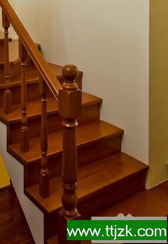 实用舒适复式楼楼梯装修效果图,打造现代奢华的复式楼梯设计