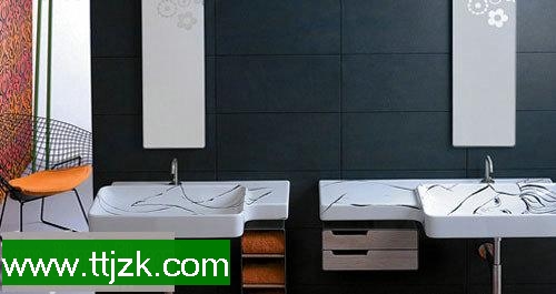 图为标新立异的奇特卫生间装修效果图1,镜面、洗漱台、水龙头、储物架,这是最基本的盥洗装备,用黄金比例的方式将它们安插在同一平面上,其中运用到了不锈钢、大理石、玻璃,象牙黑或者熟褐的背景,彰显了这些装置的力度,每一样装置的功能也被催化到了最大。感性的墙纸、地毯和水盆中的连贯花纹则很好地营造了空间的个性,每个主人可以按照自己的性情进行搭配。