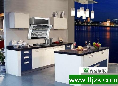 整体厨房是将橱柜、抽油烟机、燃气灶具、消毒柜、洗碗机、冰箱、微波炉、电烤箱、各式挂件、水盆、各式抽屉拉篮、垃圾粉碎器等厨房用具和厨房电器进行系统搭配而成的一种新型厨房形式。